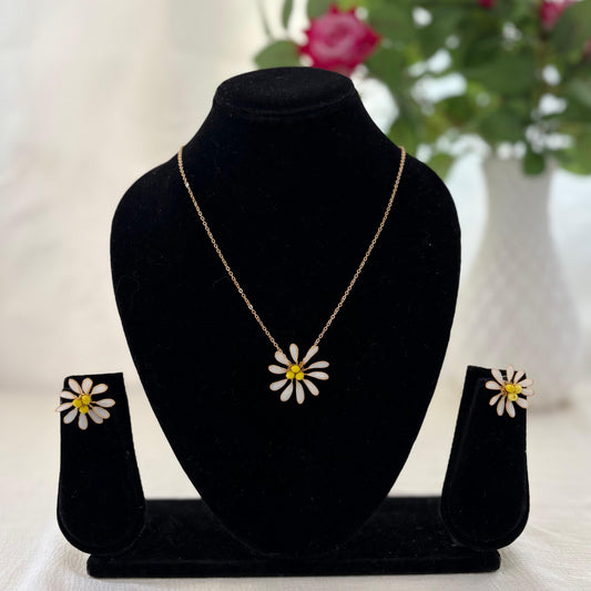 Daisy Pendant & Stud