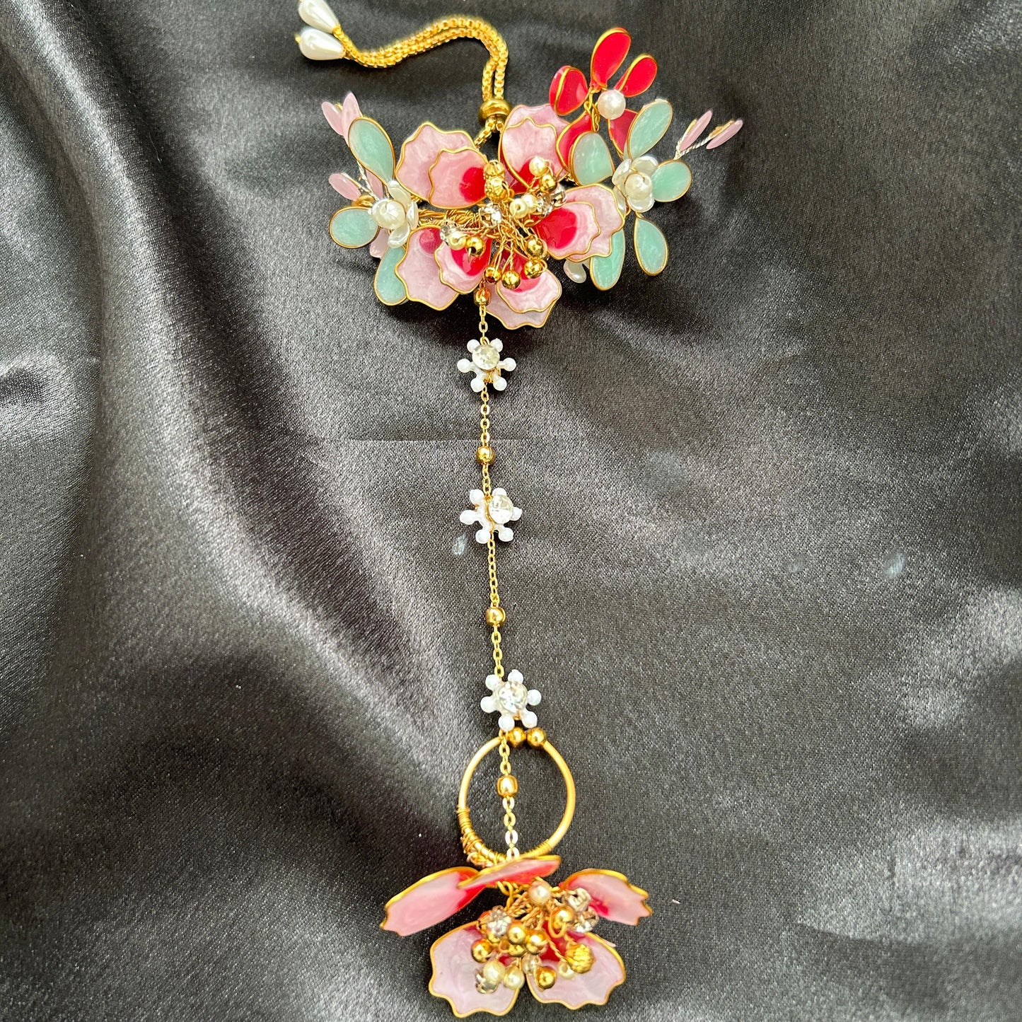 Amora hand Harness