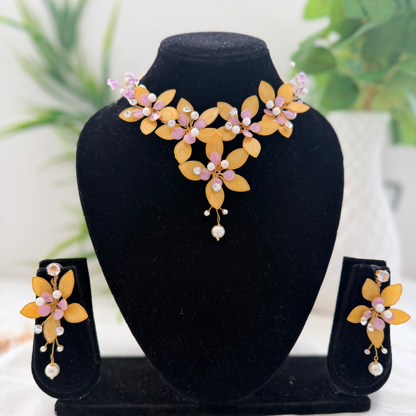 Noera Necklace & earrings