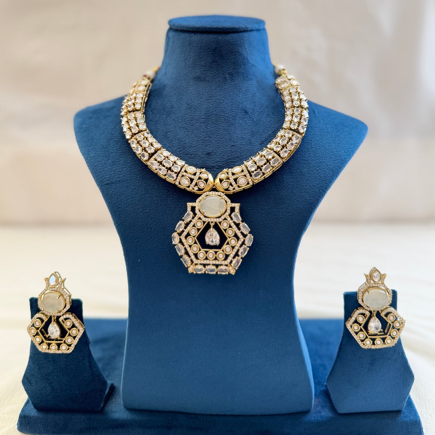 Knakpriya Necklace & earrings